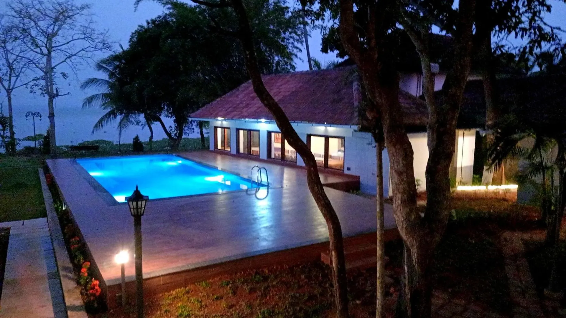 Shantitheeram Ayurveda Lakeside Heritage Resort Alappuzha